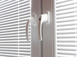 Kľučka okenná MTA s kľúčikom BIELA RAL9016