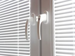 Kľučka okenná MTA s kľúčikom BIELA RAL9016