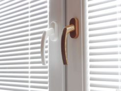 Kľučka okenná MTA SVETLOHNEDÁ RAL8008